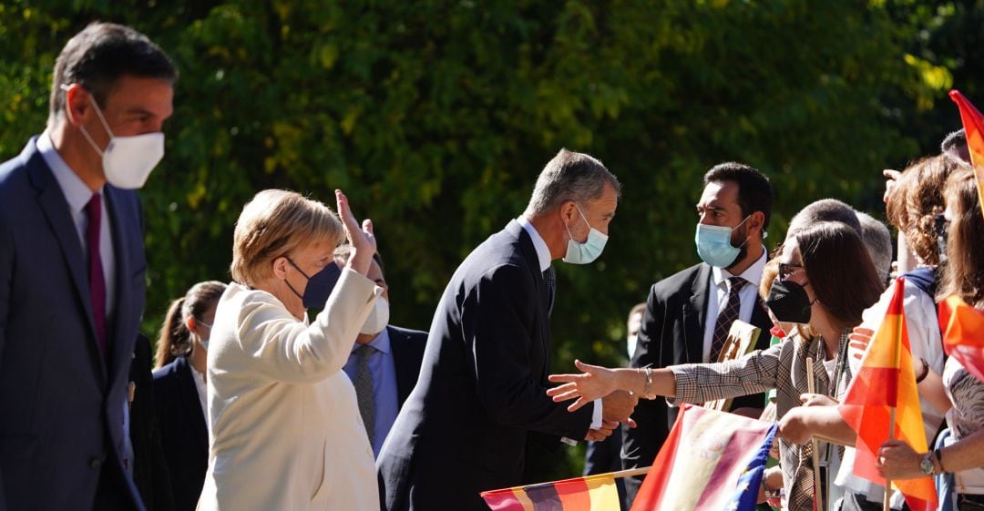 (I-D) El presidente del Gobierno, Pedro Sánchez; la canciller de la República Federal Alemana, Angela Merkel y el Rey Felipe VI , llegan al Real Monasterio de Yuste para asistir a la entrega de la XIV edición del 'Premio Europeo Carlos V', otorgado a la canciller de la República Federal Alemana, Angela Merkel, a 14 de octubre de 2021, en Cuacos de Yuste, Cáceres, Extremadura, (España). Entregado por la Fundación Academia Europea e Iberoamericana de Yuste, Merkel recibe este galardón en reconocimiento a su trayectoria política al servicio de Europa. Con el galardón, a Merkel se le reconoce su defensa del proceso de integración europea y del importante papel estratégico de Europa en el concierto internacional. De esta forma, Merkel se convierte en la tercera mujer que recibe el Premio Europeo Carlos V.