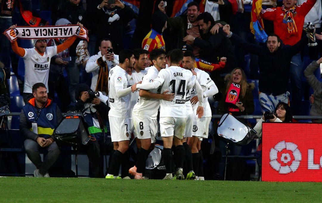 GRAF6125. GETAFE (ESPAÑA),El delantero del Valencia Dani Parejo (2i), festeja su gol contra el Getafe durante el partido de LaLiga Santander correspondiente a la jornada 12, disputado en el Coliseum Alfonso Pérez de Getafe.-EFE, Rodrigo Jiménez