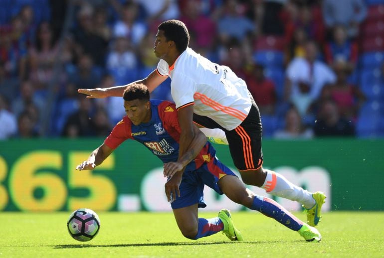 Aderllan Santos arrolla al jugador del Crystal Palace Keshi Anderson, al que le hace el penalti que supuso el 3-0,