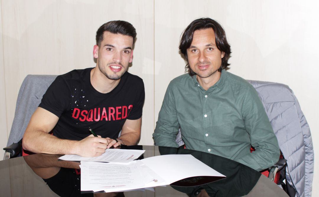 José Alonso e Ibán Andrés firmando en el club.