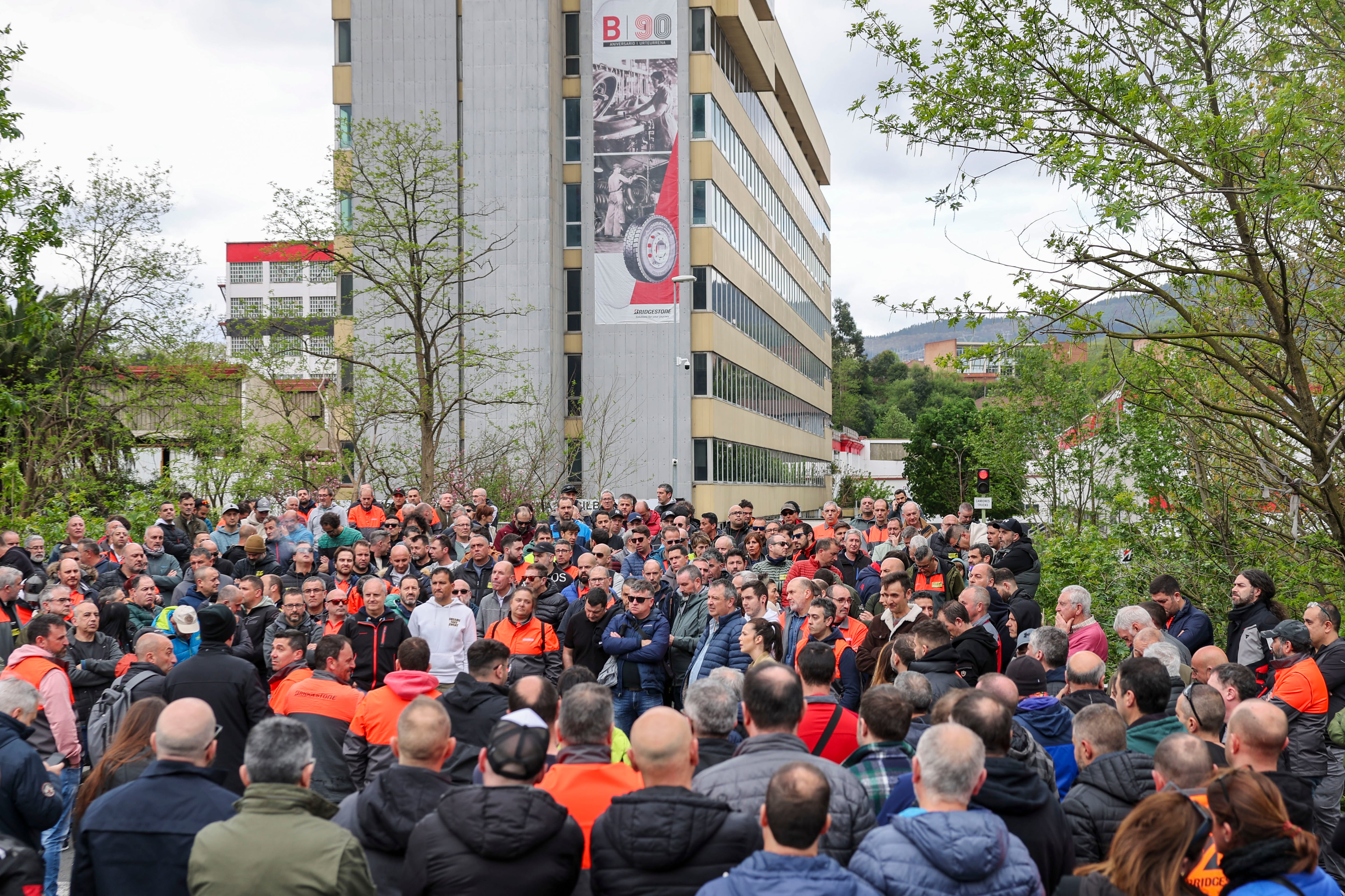 GRAFCAV6210. BILBAO, 15/04/2025.- Los trabajadores de la planta de Bridgestone en Basauri reunidos este martes. Los sindicatos CCOO, UGT, BUB, SITB y ELA han decidido convocar otras tres jornadas de huelga en la planta de Bridgestone en Basauri (Bizkaia) los próximos días 24, 25 y 26 de abril en rechazo a los despidos anunciados en la fábrica, cuyos trabajadores mantienen parada la producción este martes en otro día de protestas.EFE/Luis Tejido