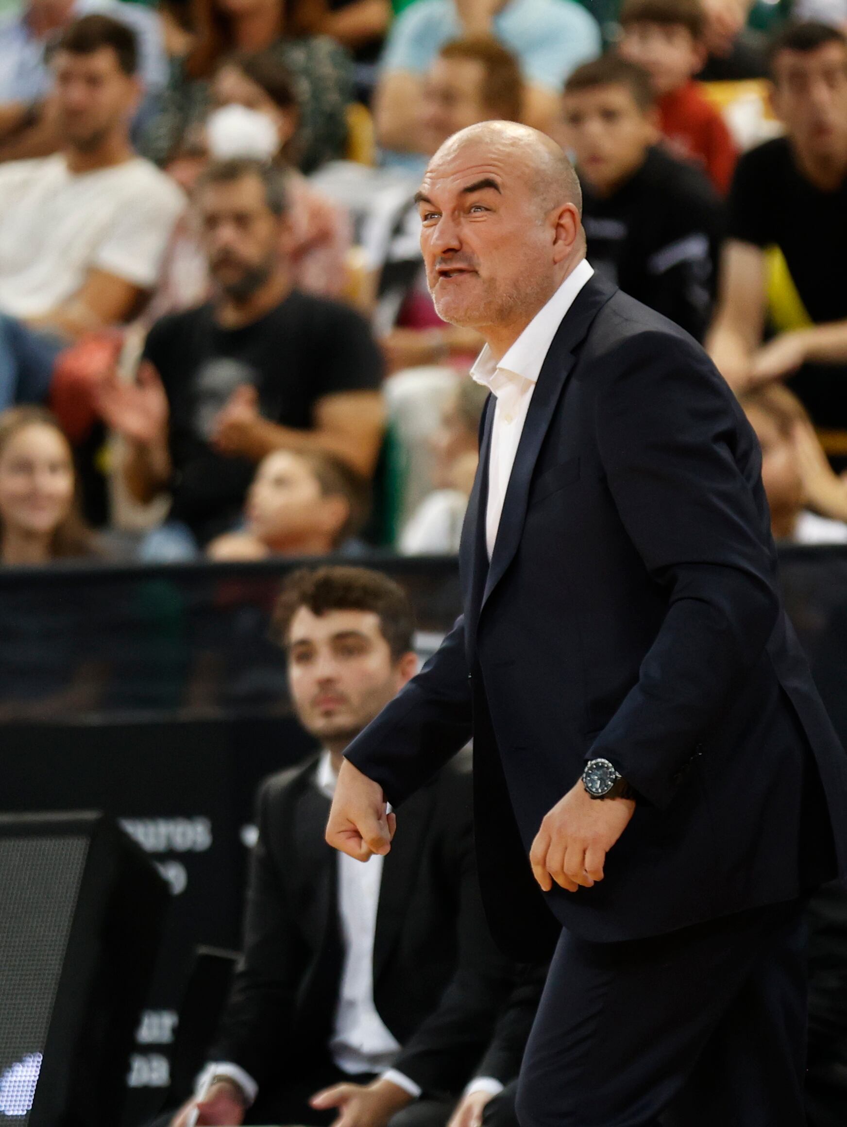 El entrenador del Surne Bilbao Basket Jaume Ponsarnau durante el partido contra el Real Betis Baloncesto, en la jornada 2 este domingo en Bilbao.- EFE/Luis Tejido