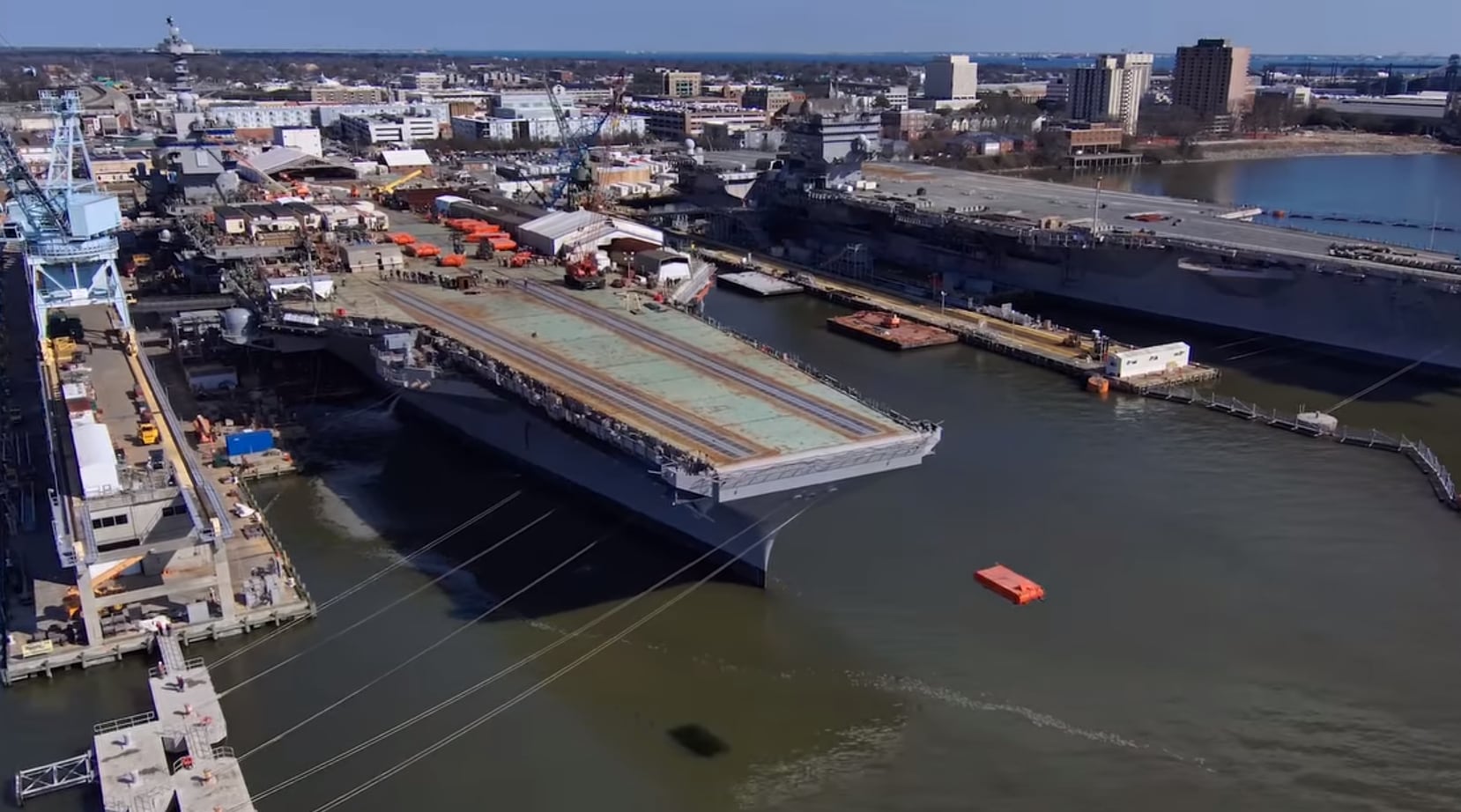 El portaaviones lanza el vehículo al río.