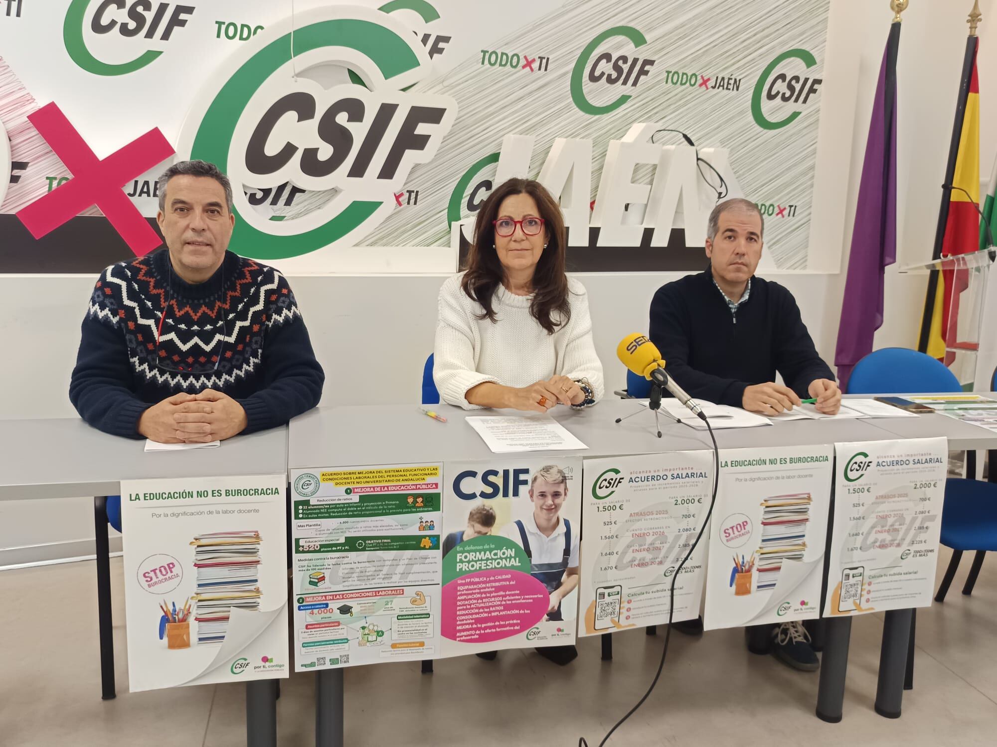 La responsable de Educación de CSIF Jaén, Julia Carcelén, acompañada de otros responsables del sindicato.