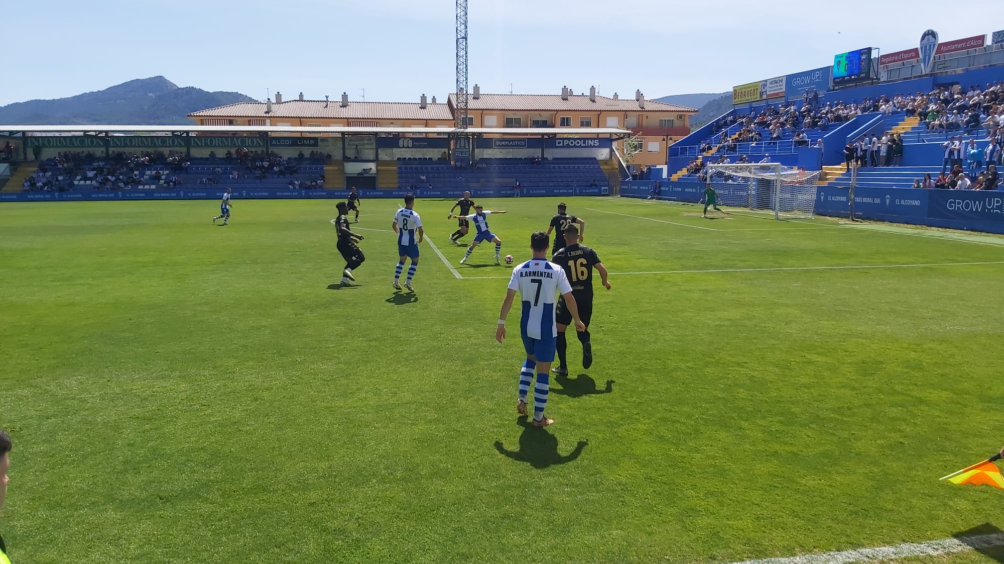 Acción de juego de Lara dentro del área del AD Ceuta en el Campo Municipal de El Collao