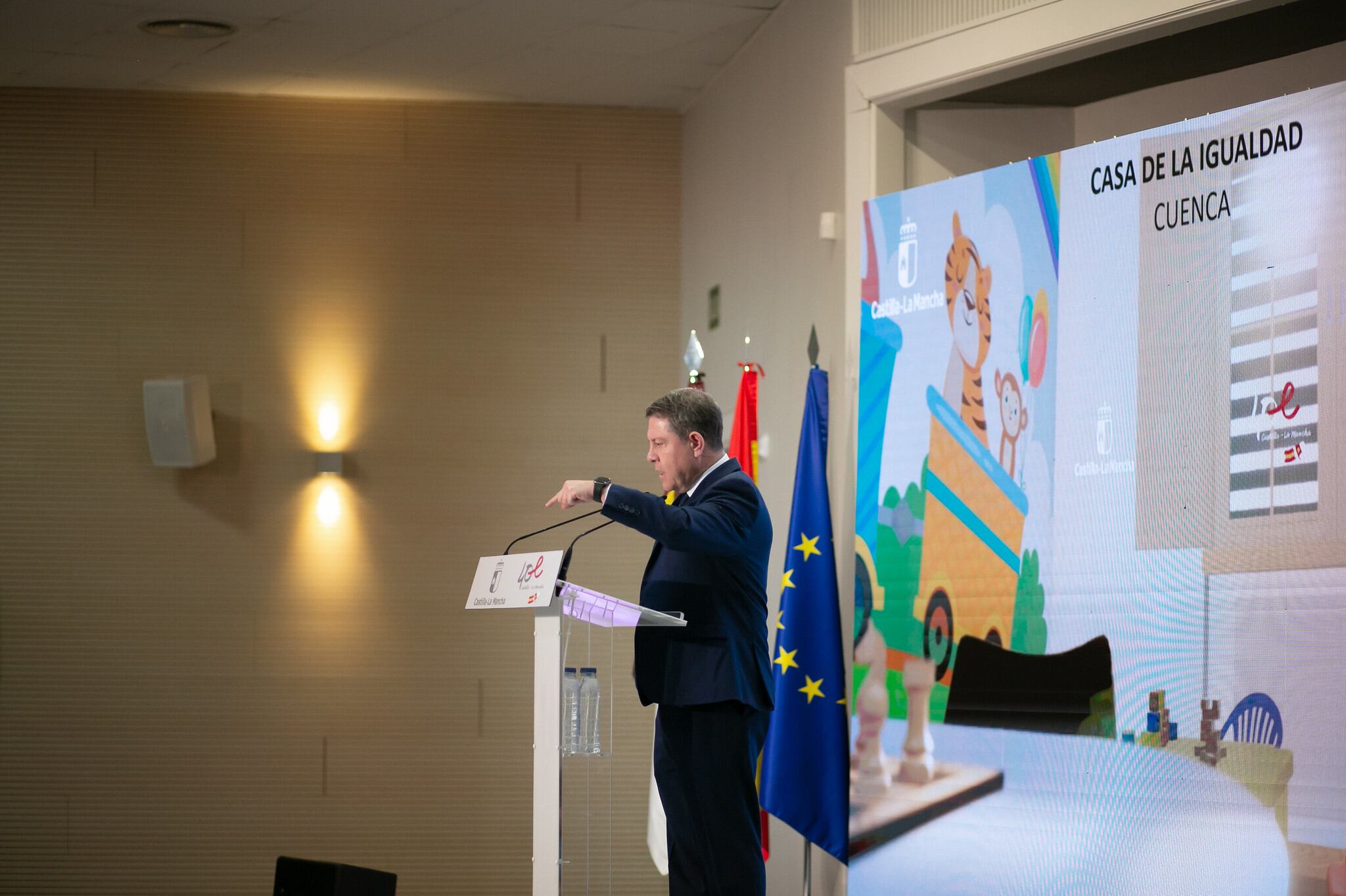 El presidente de Castilla-La Mancha durante la presentación de la Casa de la Igualdad de Cuenca