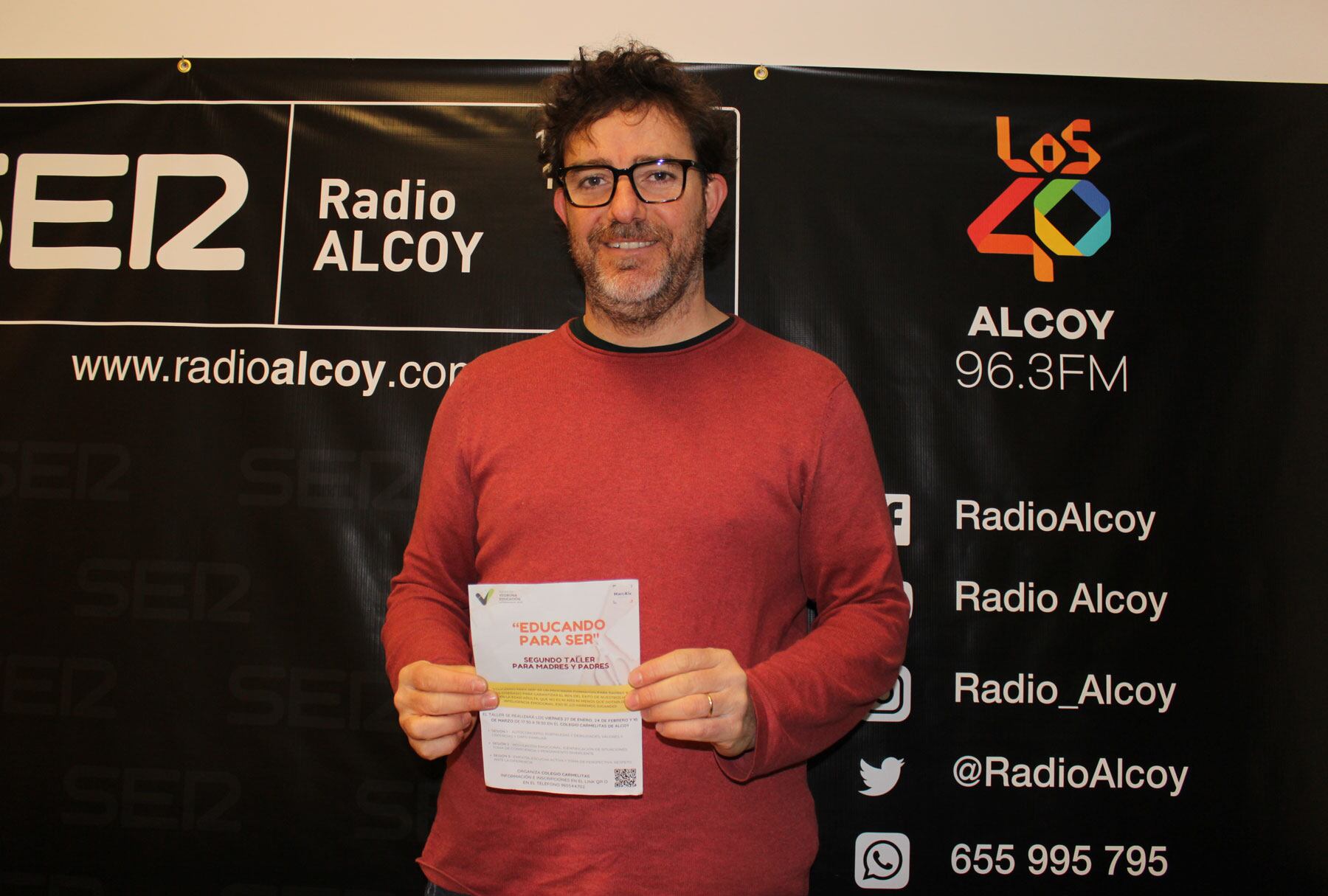 Jaume Puchades, director pedagógico de Carmelitas, con el folleto del curso que se va a impartir en el centro orientado a familias