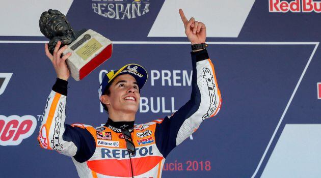 Marc Márquez celebra su victoria y se la dedica a Ángel Nieto