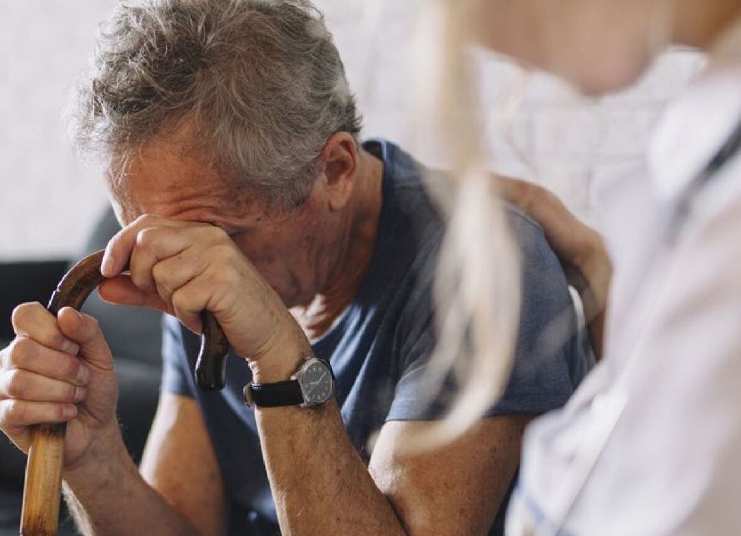 Anciano lamentándose