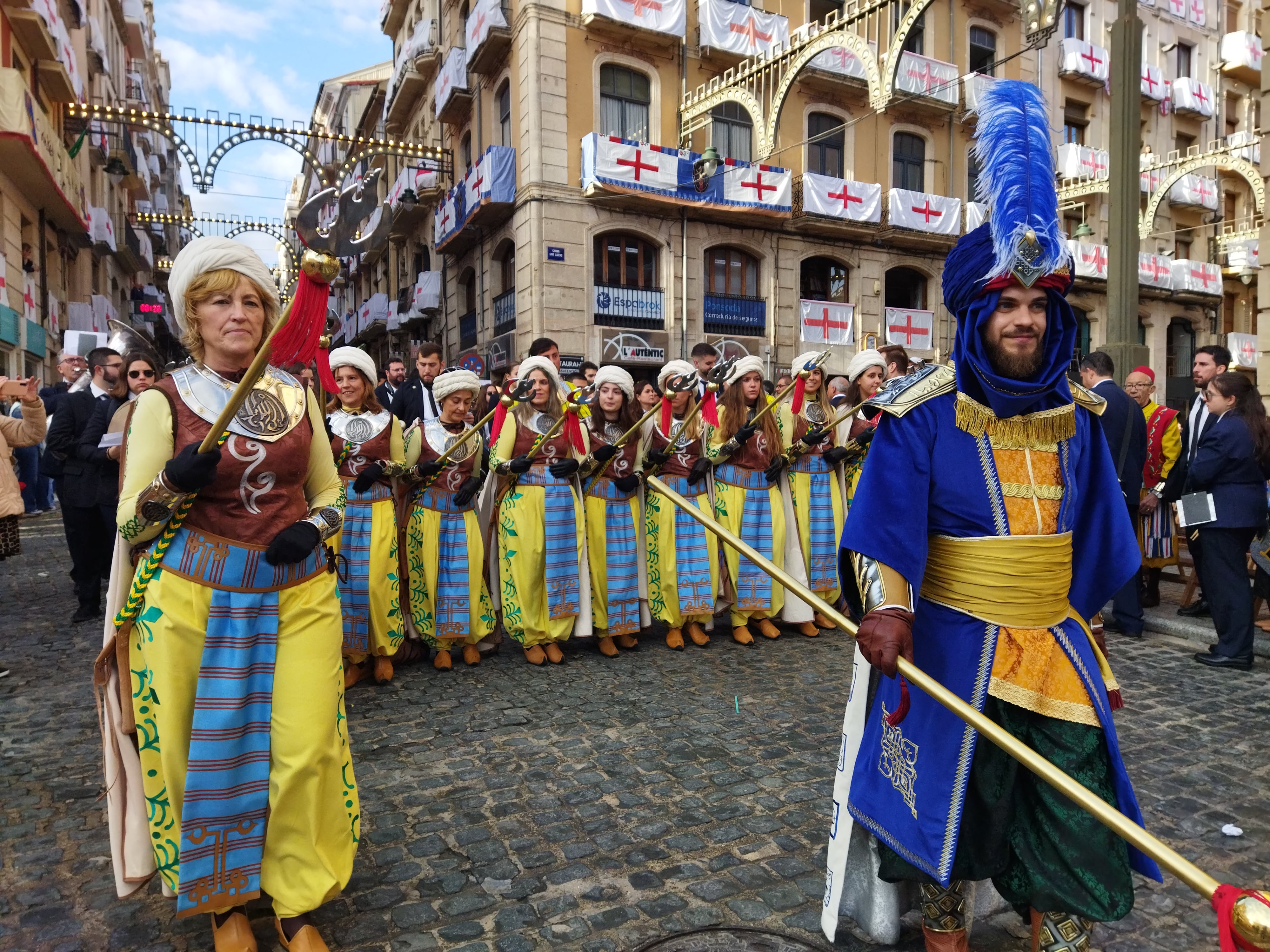 Las festeras de los Abencerrajes y el sargento mayor moro entrando en la Plaza de España en el acto de la Diana.