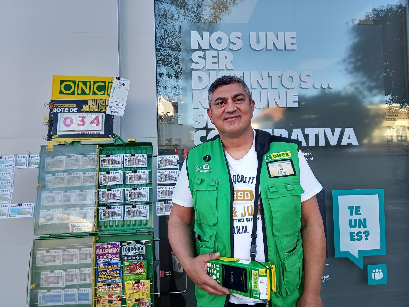 Juan Collado, el vendedor de la ONCE que ha entregado el premio con la venta de décimos