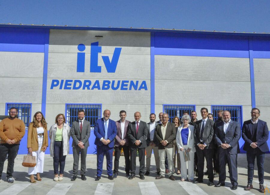 Jose Luis Martínez Guijarro, vicepresidente de la Junta junto a otras autoridades en Piedrabuena