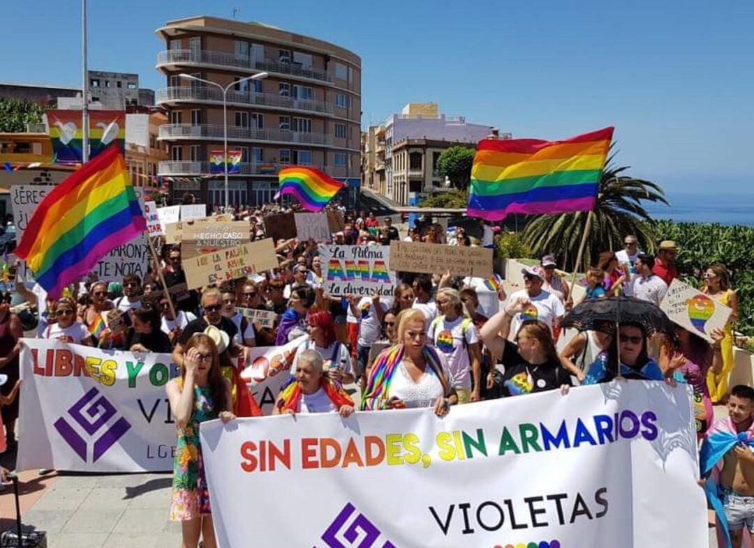 La asociación Violetas organiza desde hace dos años el Orgullo en el municipio de Tazacorte (La Palma). Esta es la única asociación dedicada en la isla al activismo LGTBI. Hasta entonces, nunca se había celebrado un Orgullo en La Palma.