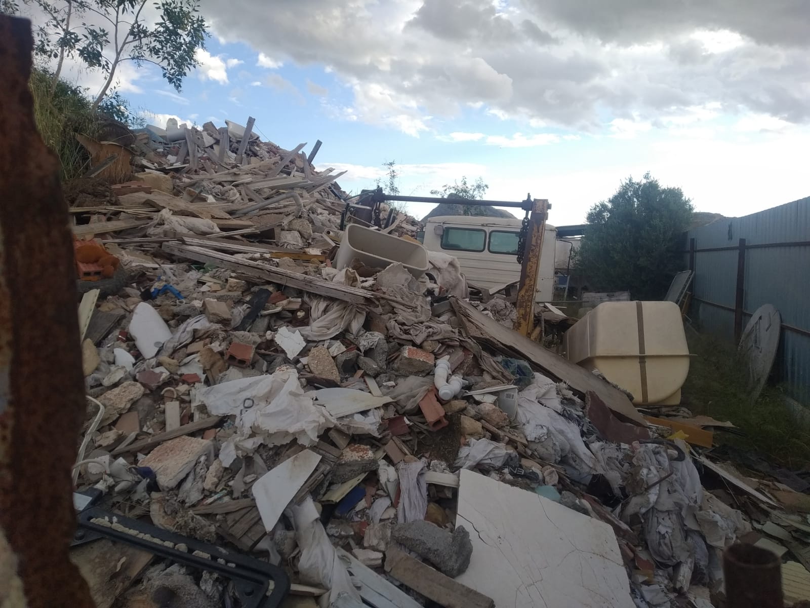 Escombros acumulados en la antiguFont calentra de Fontcalent