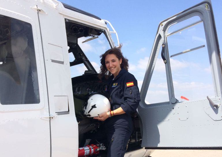 La comandante Rozalén en su helicóptero en Faasa