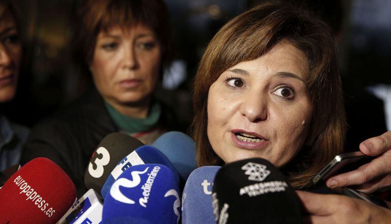 La presidenta del Partido Popular de la Comunitat Valenciana, Isabel Bonig, atiende a los medios de comunicación tras conocerse la noticia del fallecimiento de la exalcaldesa de Valencia, Rita Barberá