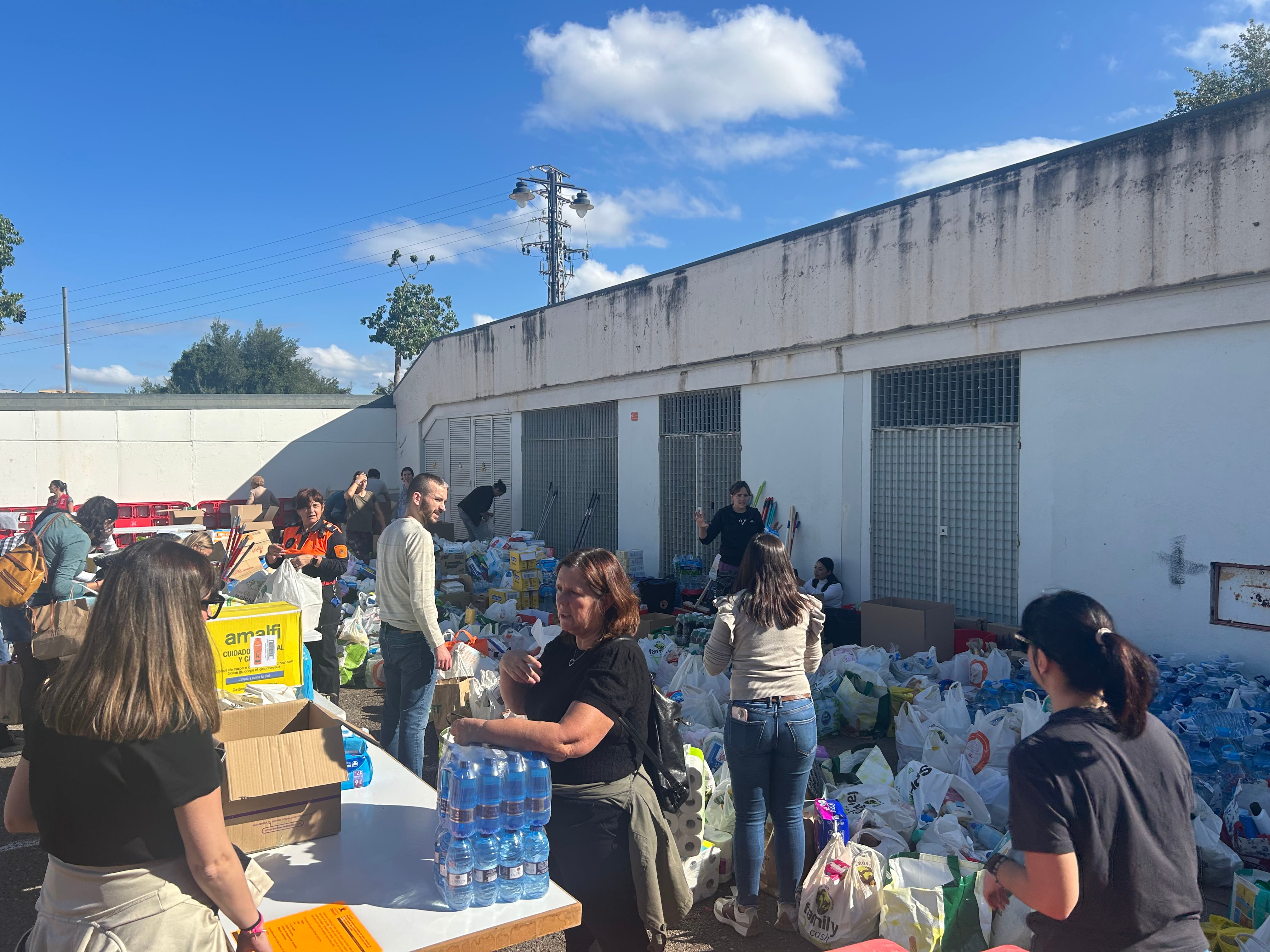 Este sábado se ha enviado un total de 8.800 kgs de material de limpieza y alimentación a Guadassuar, Picanya, Catarroja y Torrent