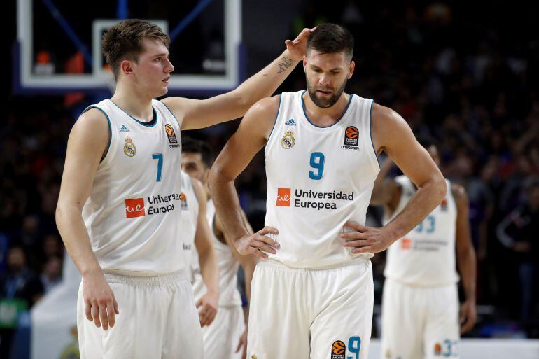 Los jugadores del Real Madrid Felipe Reyes y Luca Doncic se lamentan tras caer derrotados en el encuentro que han disputado frente a Olympiacos en el partido de Euroliga que disputado esta noche en el Wizinc Center de Madrid. 