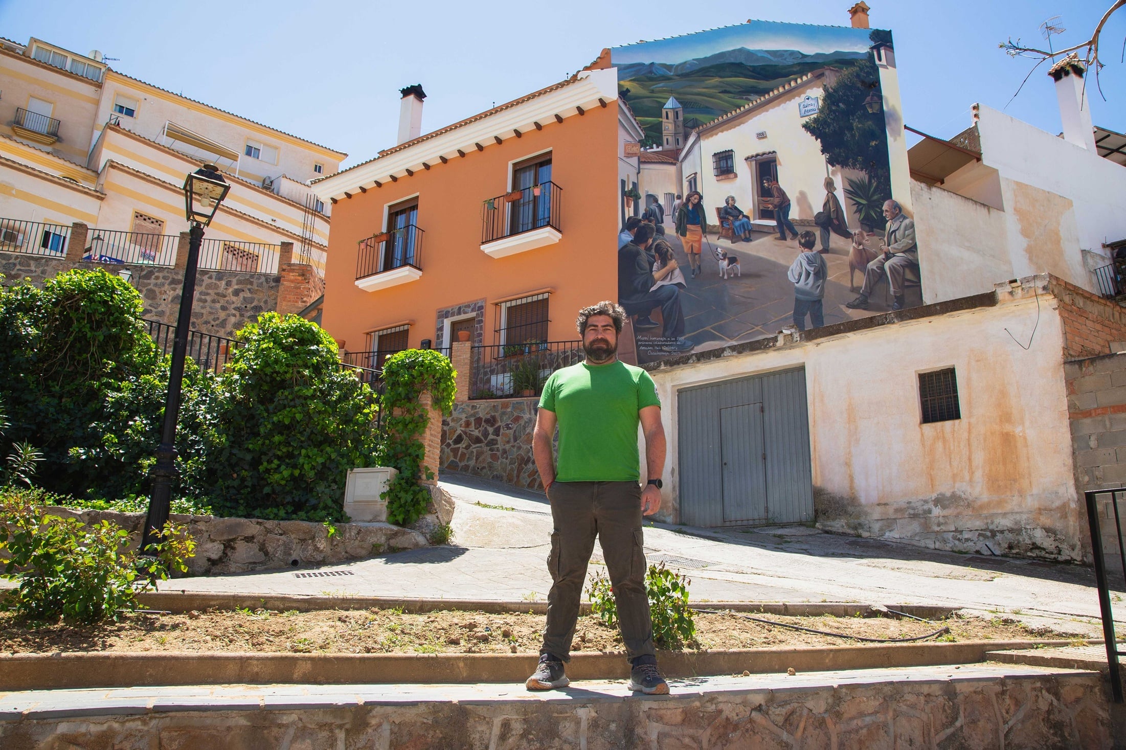 Antonio delante del mural que supone todo un homenaje