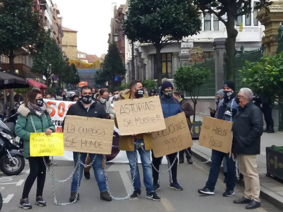 Concentración de los hosteleros frente a la Junta General en Oviedo