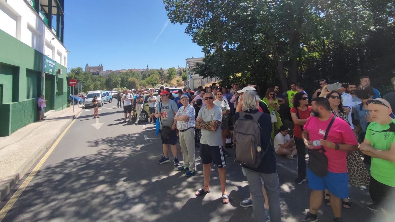 Colas de más de 300 personas para conseguir la promoción para abonados en las oficinas del CD Toledo, durante la tarde de este lunes