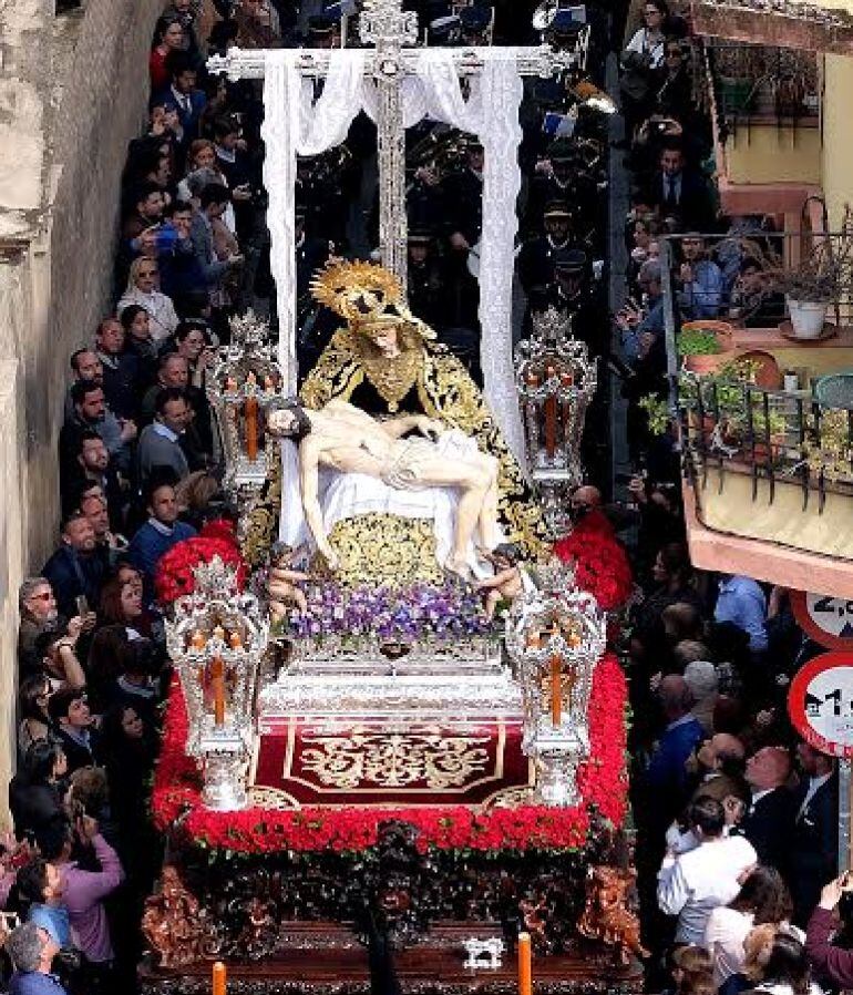 El primero de los pasos de la Hermandad de Los Servitas con la Virgen de los Dolores y el Cristo de la Providencia