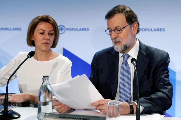 El expresidente del Gobierno Mariano Rajoy y la exministra de Defensa y actual secretaria general del PP, María Dolores de Cospedal, durante la reunión de la Junta Directiva Nacional del PP