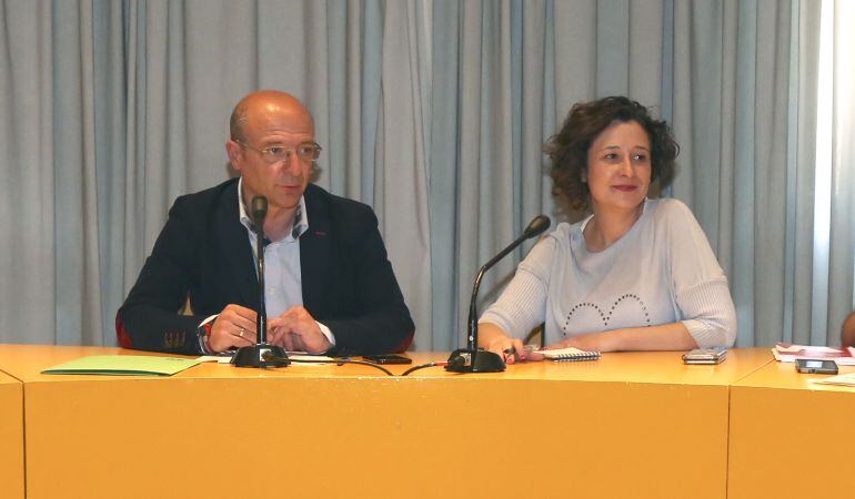 Javier Gómez y Arantxa Fernández, concejales en el Ayuntamiento de Móstoles, presentando los presupuestos participativos