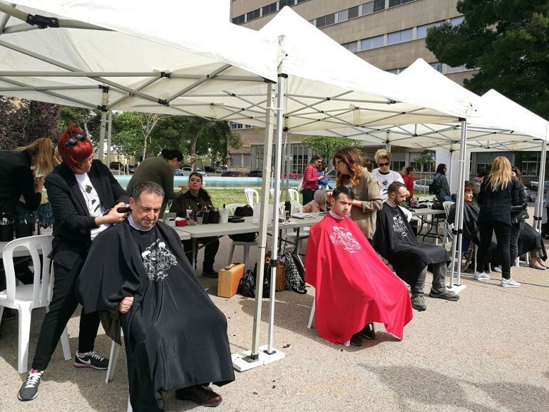 Peluquería y barbería solidaria en el campus de San Francisco de la Universidad de Zaragoza para recoger fondos para la investigación del cáncer de colon 