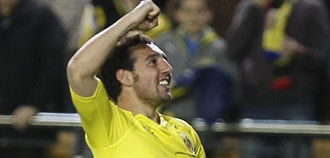 El centrocampista del Villarreal Santi Cazorla celebra el gol marcado al Bayer Leverkusen, durante el partido, correspondiente a la vuelta de los octavos de final de la Europa Liga, que ambos equipos disputan esta noche en el estadio de El Madrigal