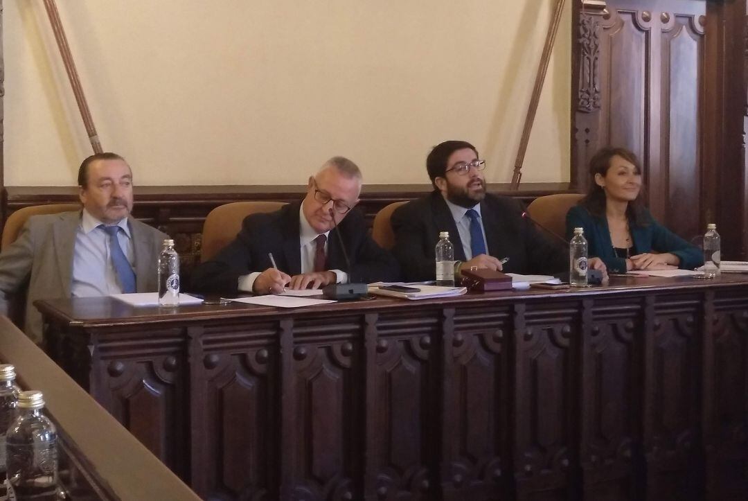 Momento en el que el alcalde da por iniciado el pleno correspondiente al mes de septiembre