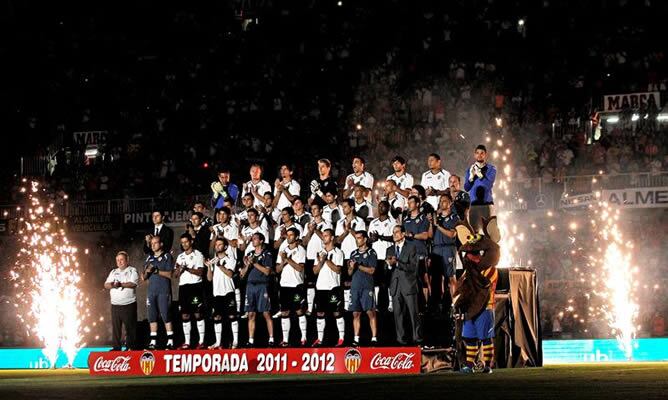 La plantilla del Valencia CF 2011-2012 durante su presentación oficial ante su afición en el estadio de Mestalla