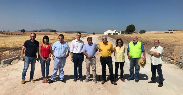 Foto de familia durante la visita a las obras