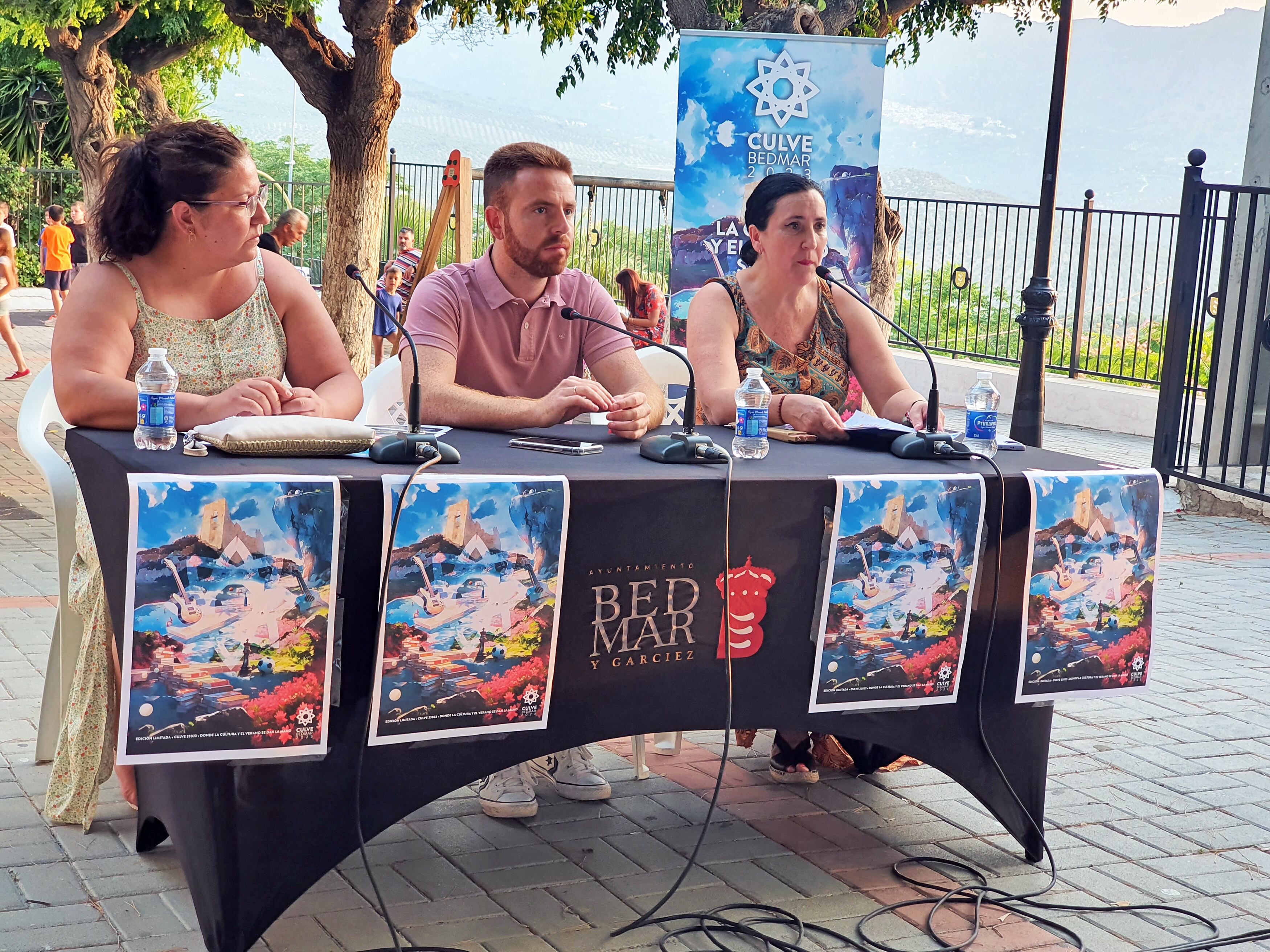 Momento de la presentación del CULVE Bedmar 2023, de izquierda a derecha, concejala de Cultura y Deportes, Maricarmen Nogueras, alcalde, Enrique Carreras y concejala de Turismo y Festejos, Isabel Troyano Carreras