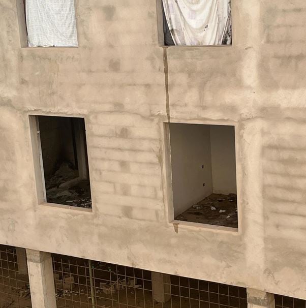 Fachada de un edificio ocupado en Arrecife, capital de Lanzarote.