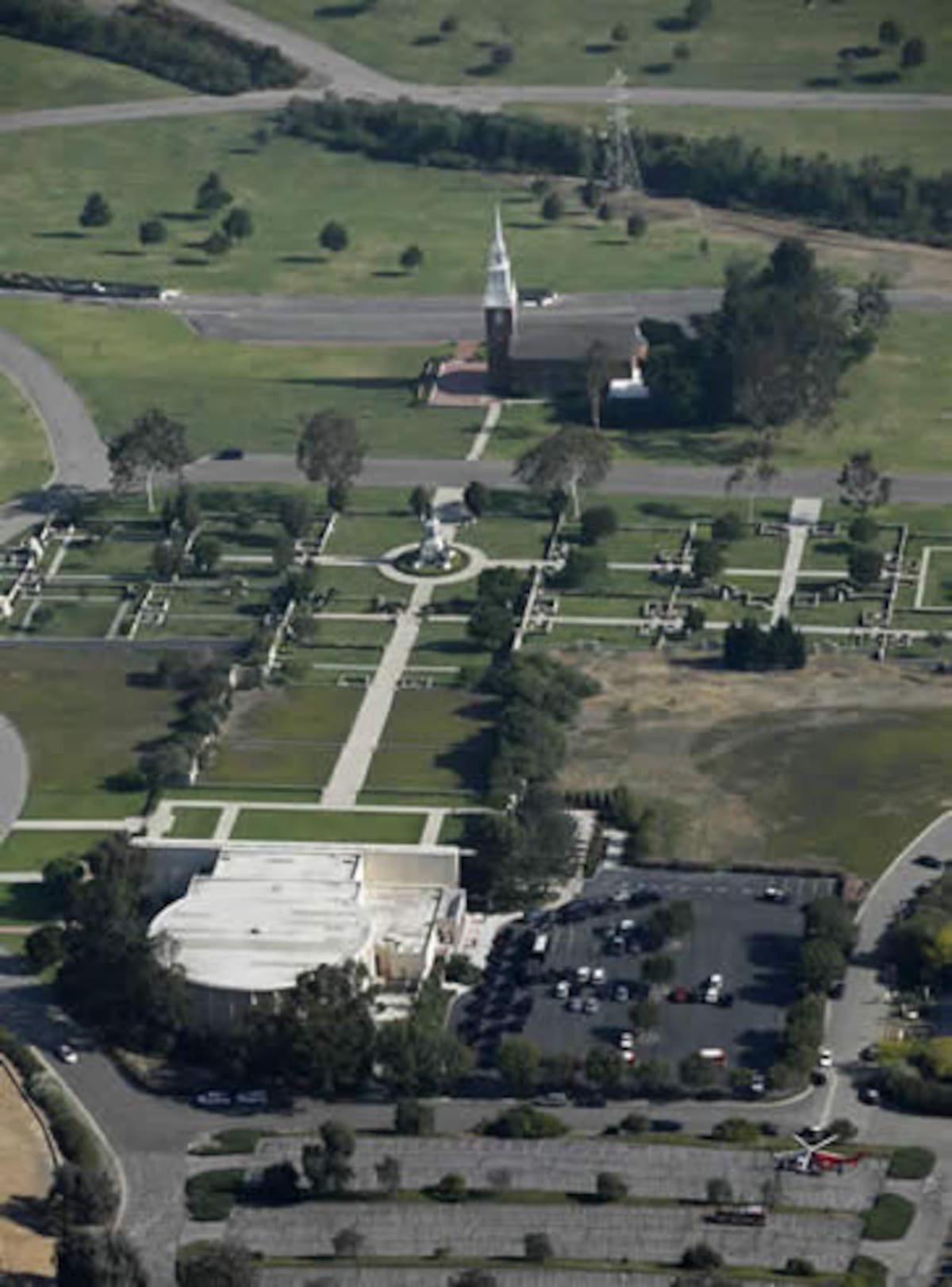 El lugar donde reposará eternamente el 'rey del pop'. Su tumba se encuentra en el cementerio Forest Lawn de Los Angeles en el pasillo Libertad (visible en primer plano). Ubicado en las colinas de Hollywood