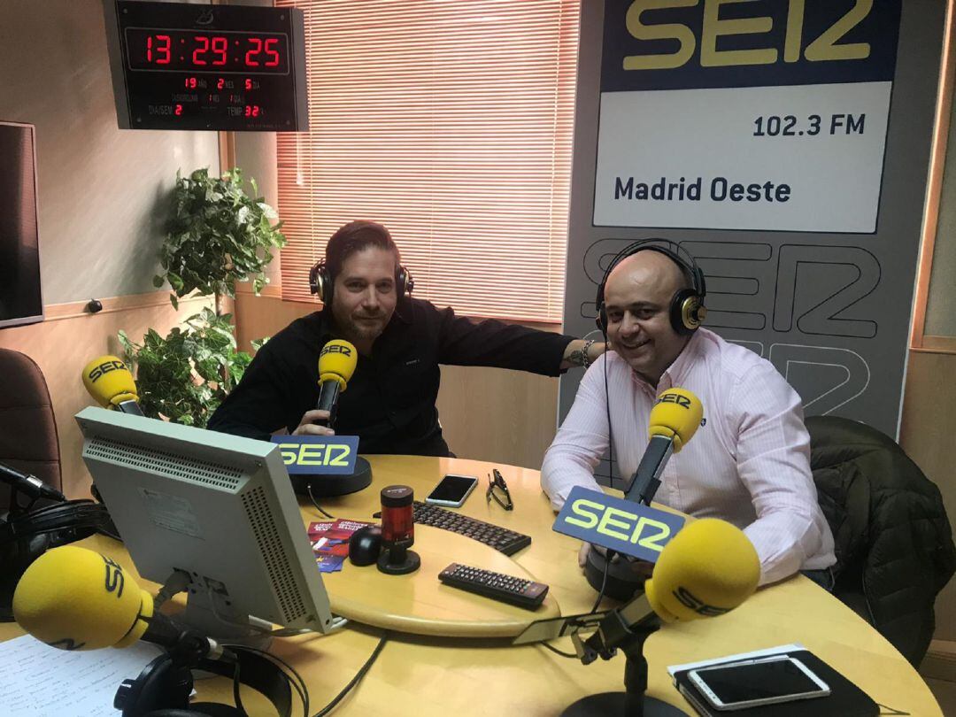 Roberto Zamora, experto en cerveza y hostelero de Móstoles junto con Jorge Leal, profesor técnico de la Escuela