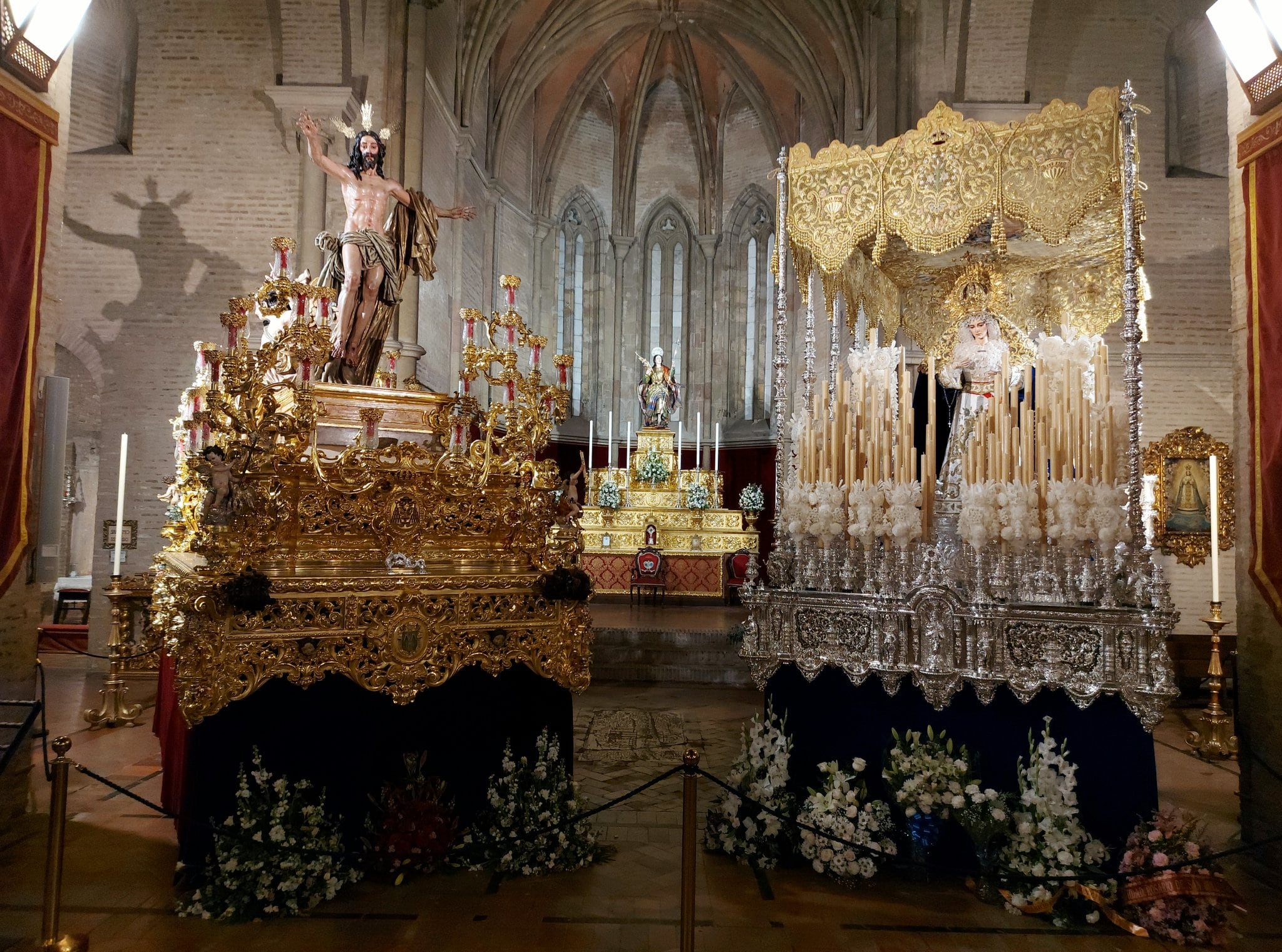 Los pasos de la Resurrección aguardan en el interior de Santa Marina