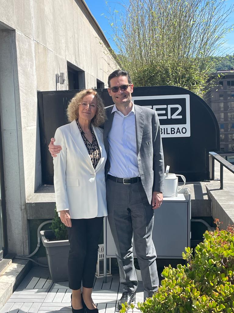 La delegada de PRISA Media en Euskadi y directora de Radio Bilbao, Begoña Marañón, junto con el presidente de PRISA, Joseph Oughourlian, en la terraza de Radio Bilbao. 