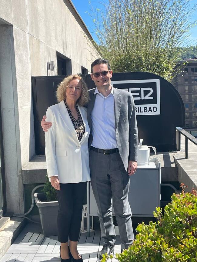 La delegada de PRISA Media en Euskadi y directora de Radio Bilbao, Begoña Marañón, junto con el presidente de PRISA, Joseph Oughourlian, en la terraza de Radio Bilbao.