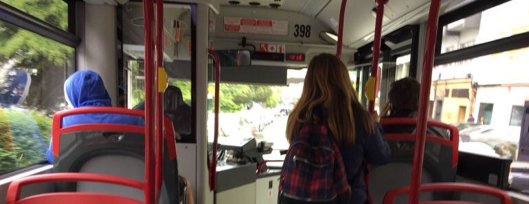 Interior de un bus urbano