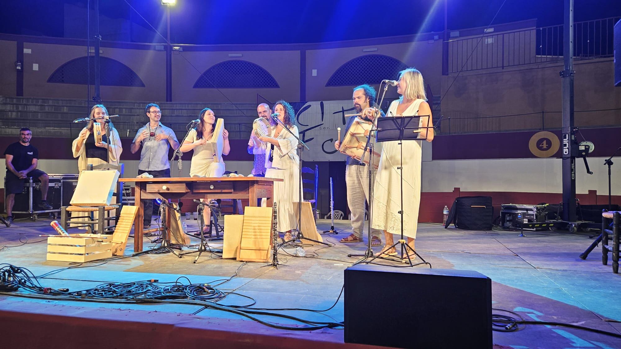 Murmurara y Los Malagatos, compartían un tema al final de los conciertos del sábado