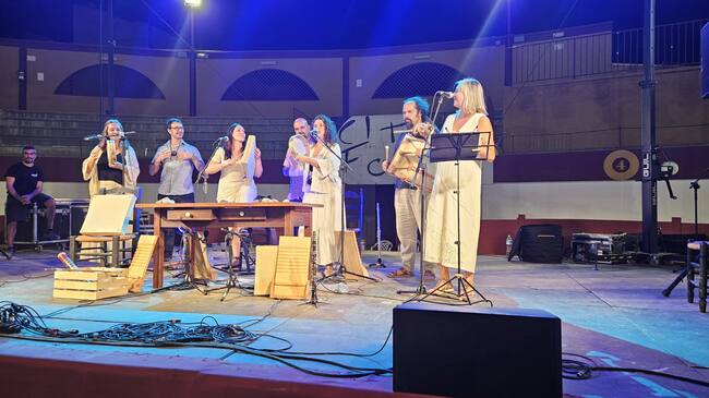 Murmurara y Los Malagatos, compartían un tema al final de los conciertos del sábado