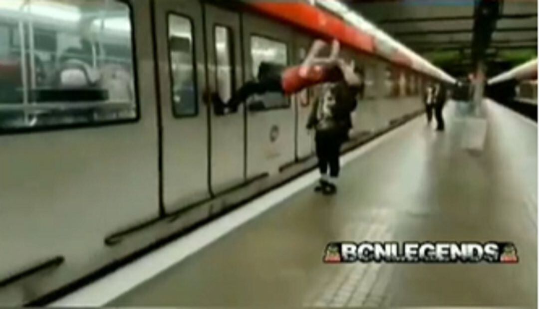 Acrobacias imprudentes en el Metro de Barcelona.