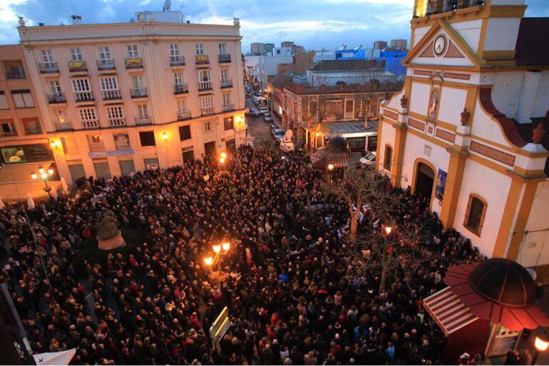 La Línea dijo basta en la Plaza de la Iglesia en una multitudinaria concentración