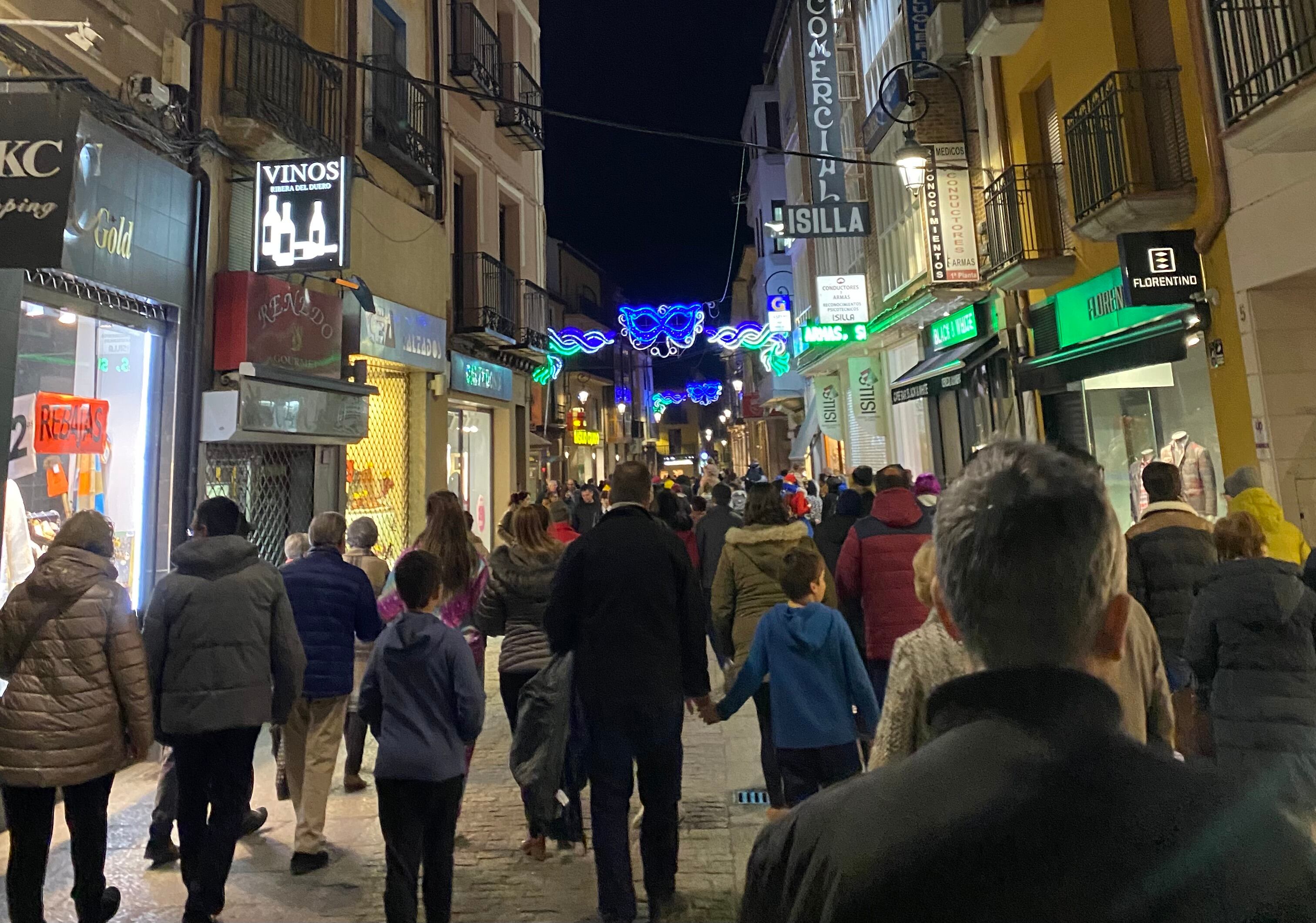 Buen ambiente y buen tiempo en la Calle Isilla, repleta de gente