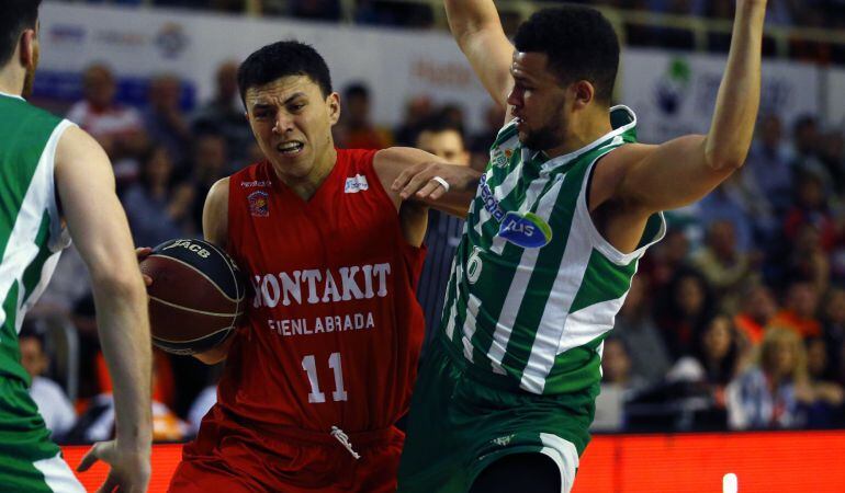 El escolta mexicano del Fuenlabrada Francisco Cruz (i) intenta superar al británico Luke Nelson, del Real Betis, durante el partido de Liga ACB disputado en el pabellón Fernando Martín de Fuenlabrada. 