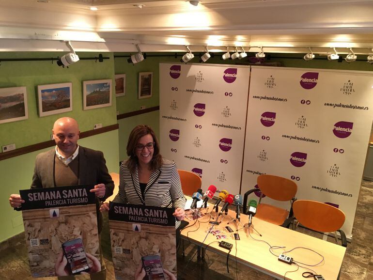 La Presidenta de la Diputación, Ángeles Armisén, y el Vicepresidente y Diputado de Turismo, Luis Calderón, en la presentación de la oferta turística de la provincia para Semana Santa