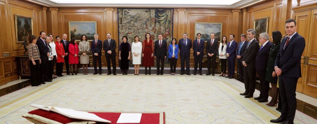 Los ministros del gobierno de coalición de PSOE y Unidas Podemos junto con las autoridades asistentes al acto y el presidente del Gobierno, Pedro Sánchez , esperan la llegada del Rey Felipe VI, durante el acto de jura del cargo de los ministros, en el Palacio de la Zarzuela de Madrid, a 13 de enero de 2020.