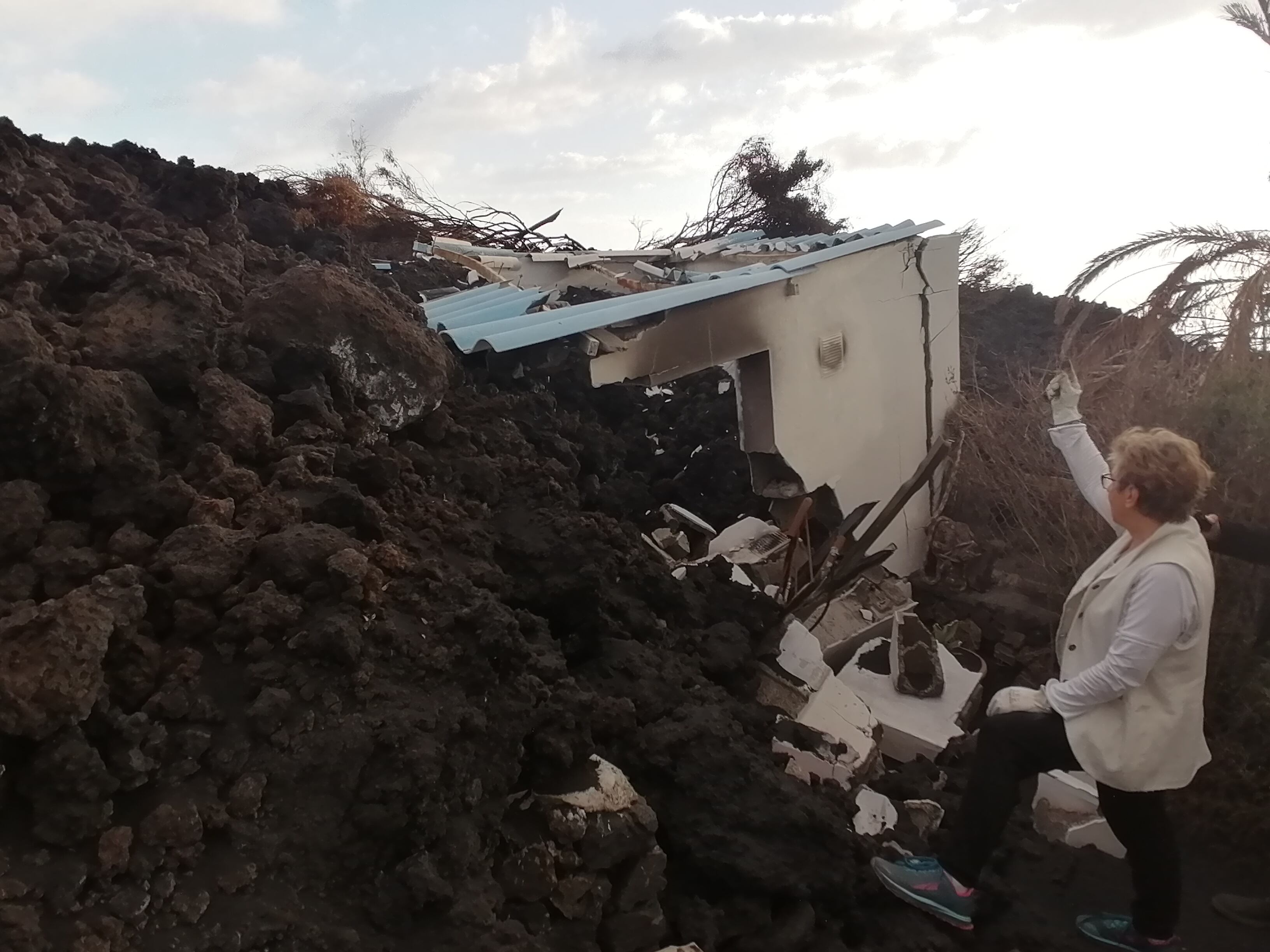 La casa de Delia Bakaikoa, en Las Majadas, quedó intacta pero quemada por las altas temperaturas del volcán de La Palma. Entró por las ventanas y recorrió los pasillos, quedando petrificada.